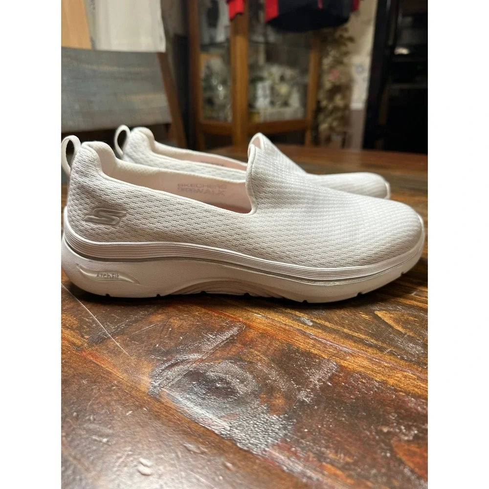 Skechers GO WALK Arch Fit White Slip On Sneakers 125313‎ Womens 9 Mens 7.5